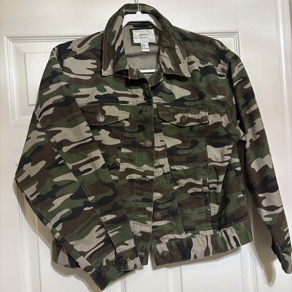 Forever 21 Women's Sm Green Camo Light Cropped Trucker Jacket street style - Picture 4 of 4